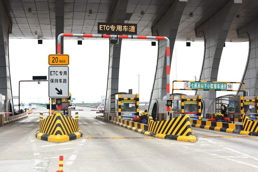 9、2021年10月15日京哈高速公路四平至長(zhǎng)春段車(chē)道新增ETC工程正式施工.jpg